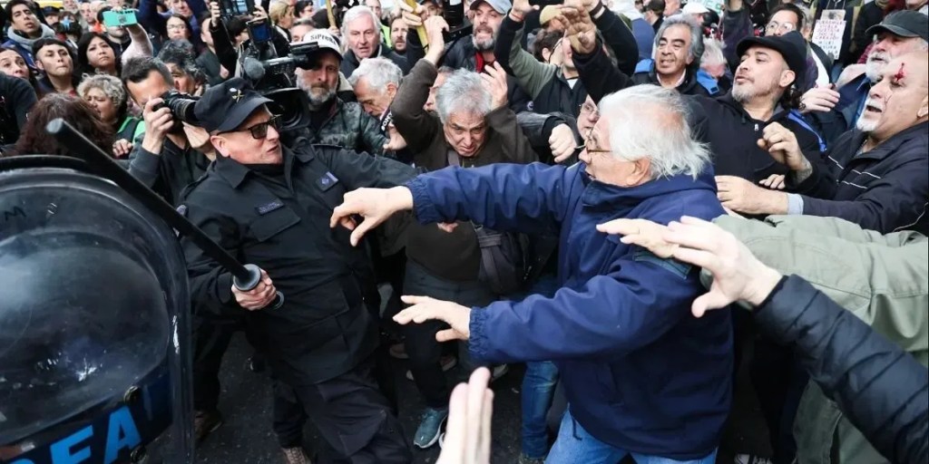 represión policial, jubilados, protesta frente al Congreso, ley de movilidad jubilatoria, Vanina Biasi, gases lacrimógenos, Javier Milei, manifestación, Frente de Izquierda, violencia policial, derechos de los jubilados, Congreso, policía federal, protesta social, Argentina