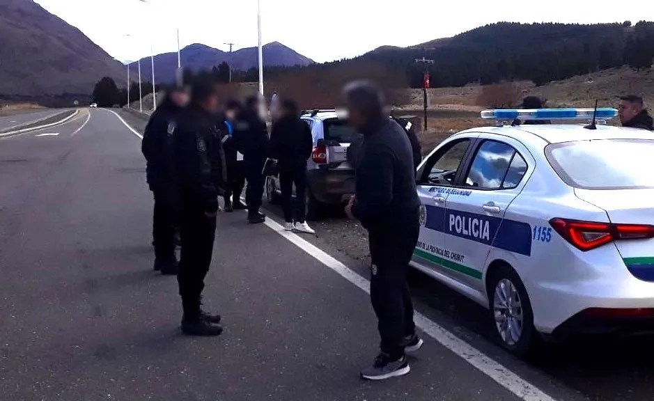 robo en El Bolsón, Policía del Chubut, operación conjunta, inhibidores de señal, detenidos en Corcovado, Tecka, Unidad Regional Esquel, investigación policial, Ministerio Público Fiscal, delito organizado, seguridad en Chubut, ruta 40, captura de delincuentes, dinero sustraído, robo con inhibidores, operativo cerrojo