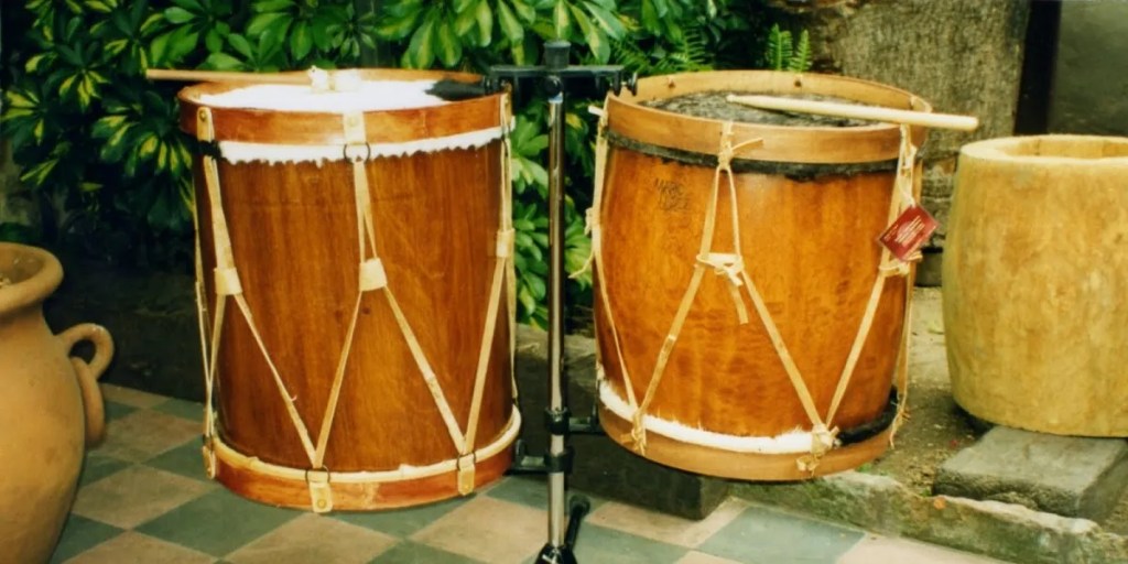 taller de percusión, Trelew, juventud, Natalia Centeno, bombo fantasía, instrumentos reciclados, música, creatividad, reciclaje, inscripción abierta, Escuela 787, coordinación de juventud, cultura juvenil, desarrollo artístico, clases de música, música para jóvenes