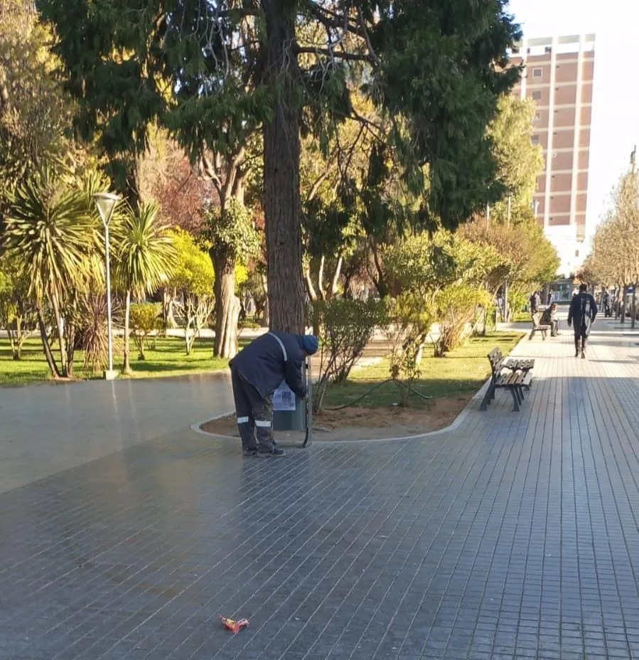 Trelew, vandalismo, Plaza Independencia, excombatientes de Malvinas, monumento vandalizado, mobiliario urbano, servicios públicos, ambiente, limpieza, bancos pintados, cestos de basura, espacio público, respeto, ciudad de Trelew, conciencia ciudadana