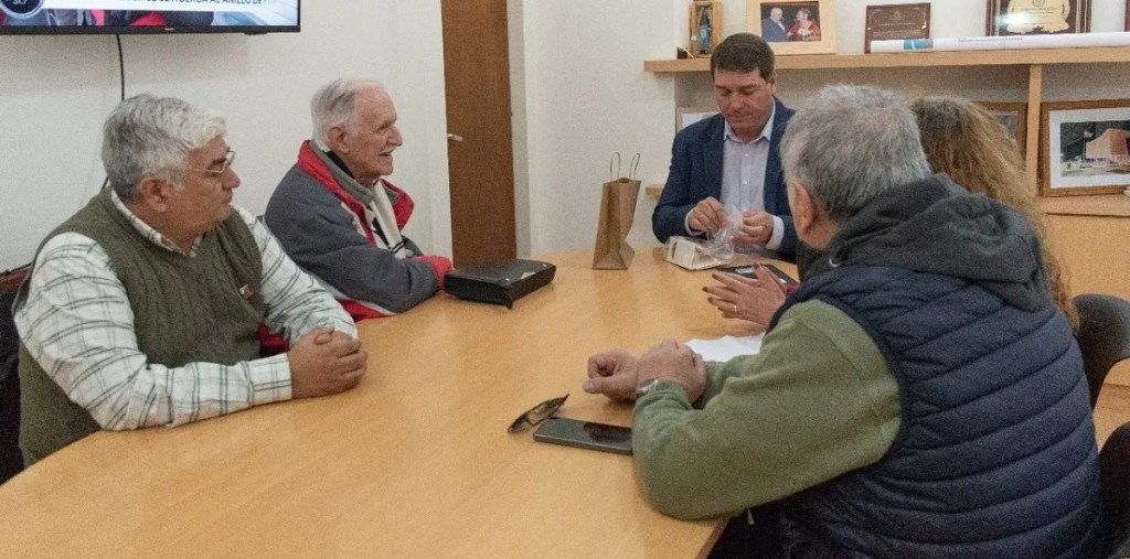 Rotary Club Rawson, Damián Biss, Plan Calor, Eco Botellas, reciclaje de papel, ladrillos de papel, madera plástica, Cáritas Rawson, Patricia Pairano, medio ambiente, comunidad Rawson, proyectos ecológicos, calefacción leña, sostenibilidad, colaboración institucional, Rawson