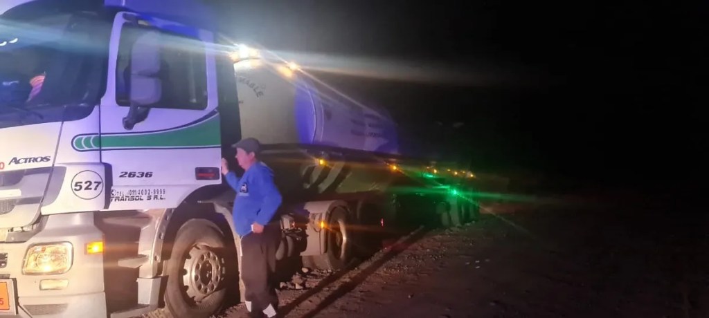 camión encajado, rescate en ruta, Ruta Provincial 51, Lago Blanco, Mercedes Benz, camionero ileso, Transol, operativo policial, búsqueda en ruta, seguridad vial