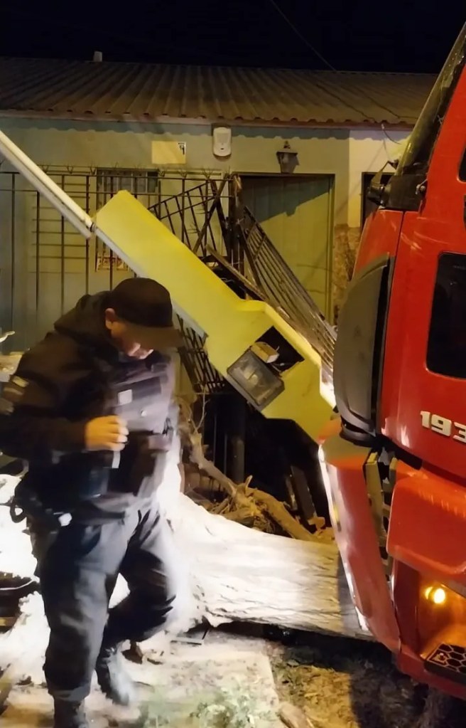 accidente de tránsito, Trelew, camión descontrolado, daños en viviendas, choque, Barrio 119 Viviendas, policía de Chubut, transporte de carga, cerámicos, peritajes