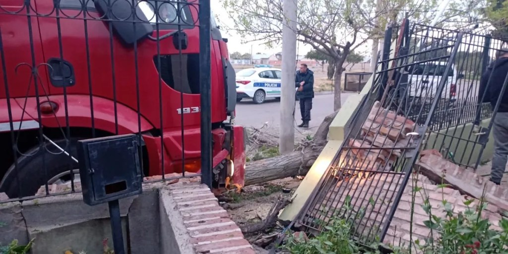 accidente de tránsito, Trelew, camión descontrolado, daños en viviendas, choque, Barrio 119 Viviendas, policía de Chubut, transporte de carga, cerámicos, peritajes