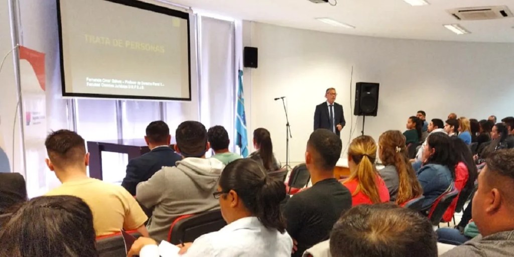trata de personas, Policía del Chubut, capacitación policial, prevención del delito, Ignacio Torres, Ministerio de Seguridad, tráfico de personas, coordinación judicial, tecnología en seguridad, combate al crimen, justicia y seguridad, delincuencia organizada, protección de víctimas, prevención, formación policial, seguridad en Chubut