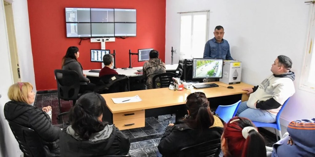 Centro de Monitoreo, seguridad en Trelew, videovigilancia, Ministerio de Seguridad, capacitaciones de videovigiladores, tránsito seguro, Guardia Urbana, Grupo de Intervención Motorizada, GRIM, monitoreo urbano, control de seguridad, prevención del delito, inauguración Centro de Monitoreo, videovigiladores Trelew, seguridad pública, capacitación en Trelew