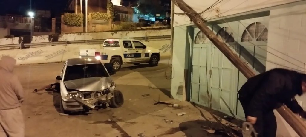accidente de tránsito, ebriedad al volante, Volkswagen Gol, Avda. Rivadavia, colisión, poste de luz, Trelew, servicio de grúa, SCPL, lesiones menores