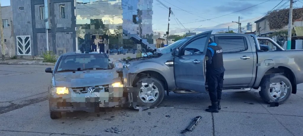 accidente vehicular, choque sin heridos, Trelew, colisión en Trelew, Volkswagen Gol, Ford Ranger, bomberos voluntarios, tránsito despejado, unidad regional Trelew, seguridad vial