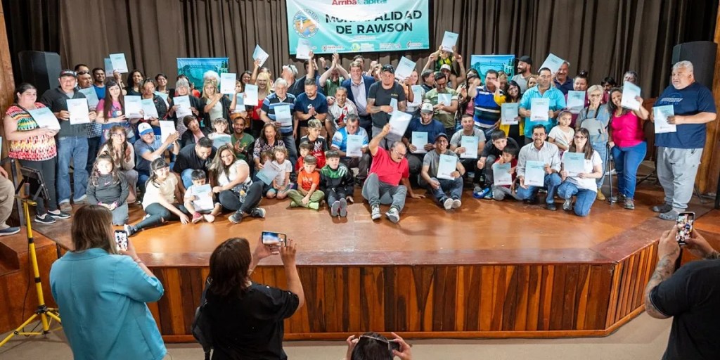 FOTOS | Entregaron adjudicaciones a vecinos de la Parcela 52 en Rawson tras 20 años de&nbsp;espera
