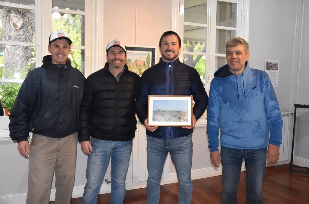 automovilismo, Doble Camarones, Caravana del Resto, Trelew, Rawson, Camarones, deporte motor, historia del automovilismo, competencia, evento deportivo, Gerardo Merino, Claudia Loyola, Damián Biss, motos y autos, Círculo de Periodistas Deportivos del Chubut, competencia del recuerdo, legado automovilístico