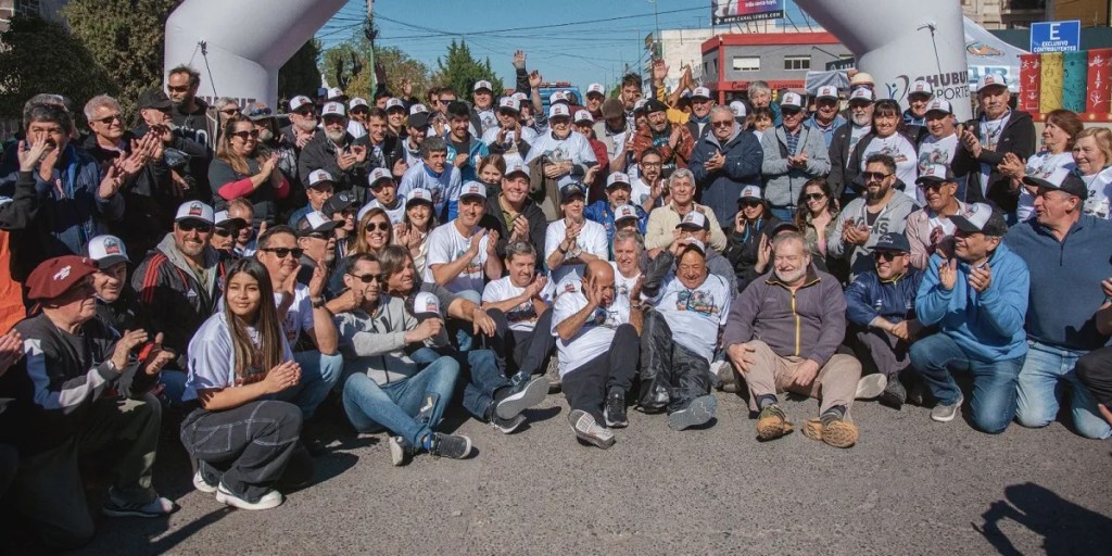 Vuelta Doble Camarones, automovilismo, Rawson, Trelew, Camarones, turismo Chubut, competencia histórica, Damián Biss, Claudia Loyola, Mariano Ferro, automovilismo Chubut, carreras automovilísticas, promoción turística, economía local, deporte
