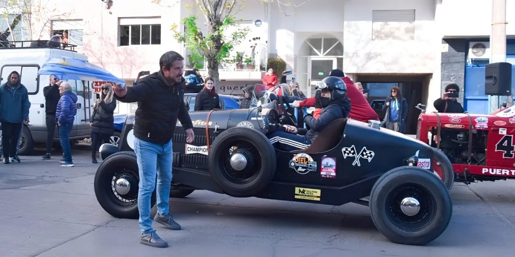 Doble Camarones, automovilismo clásico, Trelew, Camarones, Gerardo Merino, historia automovilística, competencia regional, caravana familiar, Citroën 3CV, Baquet Chevrolet 1927, festival en Camarones, LU20 Radio Chubut, legado automovilístico, Hugo Edgar Gómez, ruta histórica, Municipalidad de Trelew
