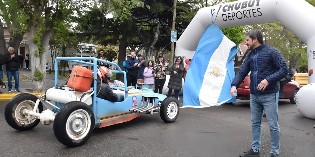 automovilismo, Doble Camarones, Caravana del Resto, Trelew, Rawson, Camarones, deporte motor, historia del automovilismo, competencia, evento deportivo, Gerardo Merino, Claudia Loyola, Damián Biss, motos y autos, Círculo de Periodistas Deportivos del Chubut, competencia del recuerdo, legado automovilístico