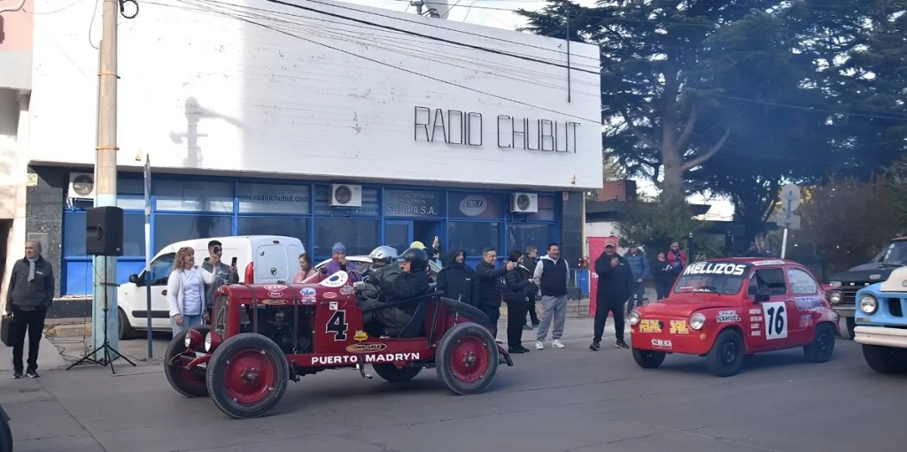 Doble Camarones, automovilismo clásico, Trelew, Camarones, Gerardo Merino, historia automovilística, competencia regional, caravana familiar, Citroën 3CV, Baquet Chevrolet 1927, festival en Camarones, LU20 Radio Chubut, legado automovilístico, Hugo Edgar Gómez, ruta histórica, Municipalidad de Trelew