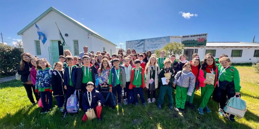 estudiantes galeses, Capilla Berwyn, Damián Biss, Rawson, patrimonio histórico, cultura galesa, escuelas Ysgol Hendre, recorrido educativo, aniversario de Rawson, historia galesa, proyecto IPV, visita institucional, Honorable Legislatura, historia de Rawson, visitas escolares, Trelew, Trevelin, Gaiman