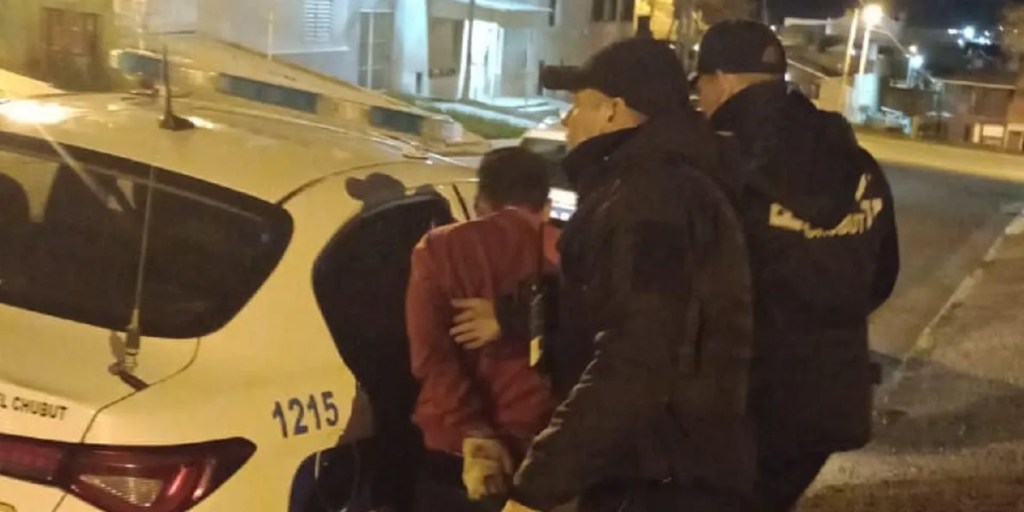 intento de robo, flagrancia, detenidos Comodoro Rivadavia, Comisaría Seccional Cuarta, termotanque, herramientas robadas, seguridad Comodoro, intervención policial, delincuentes detenidos, alerta vecinal
