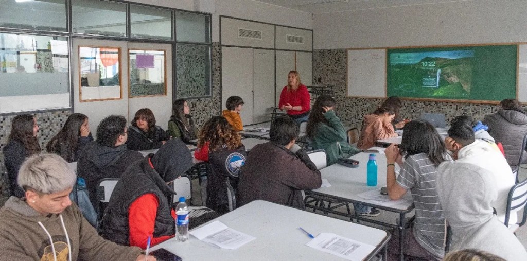 capacitación empleo, orientación laboral, búsqueda de empleo, currículum vitae, entrevista de trabajo, plataformas digitales, estudiantes Rawson, Empleo Municipal, Vanina Castaño, Escuela de Arte 795, inserción laboral, jóvenes Rawson, herramientas laborales, empleabilidad juvenil, municipio Rawson