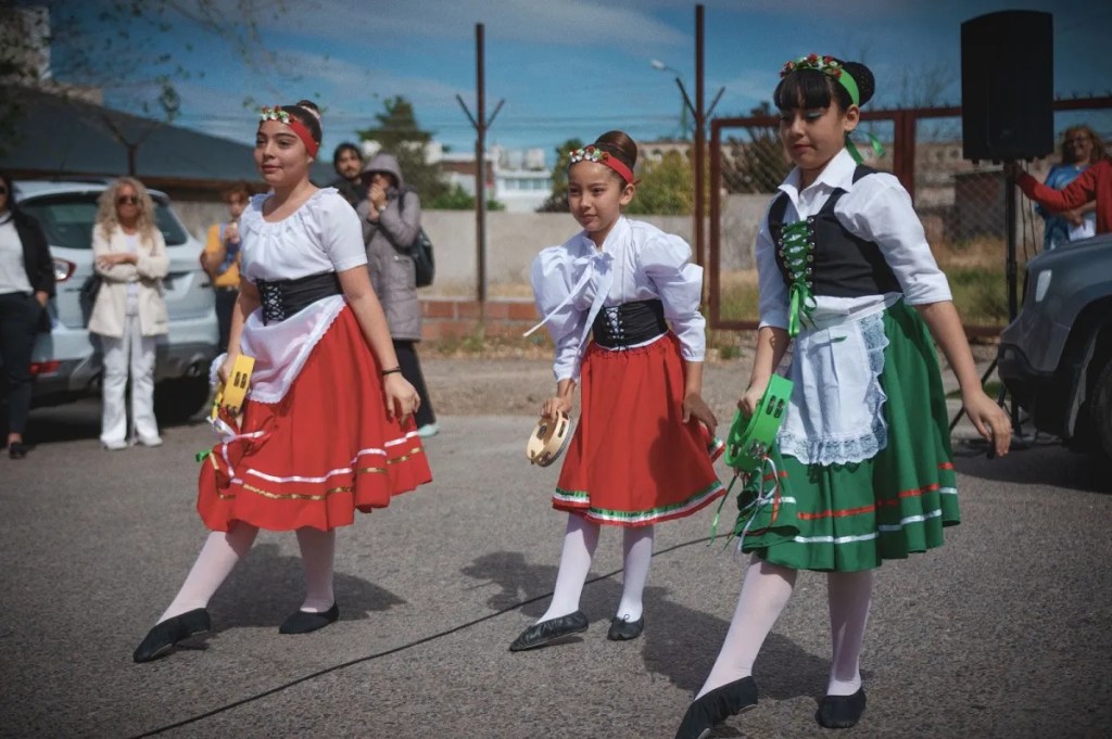 Rawson, diversidad cultural, inclusión, Karina Barneche, Daniel Tamame, Monumento de los Españoles, pueblos originarios, cultura en Rawson, igualdad de oportunidades, patrimonio cultural, identidad cultural, Damián Biss, Escuela de Danzas Dew, Taller de Danzas El Indiano, Coro Cantum Piuke, conmemoración cultural