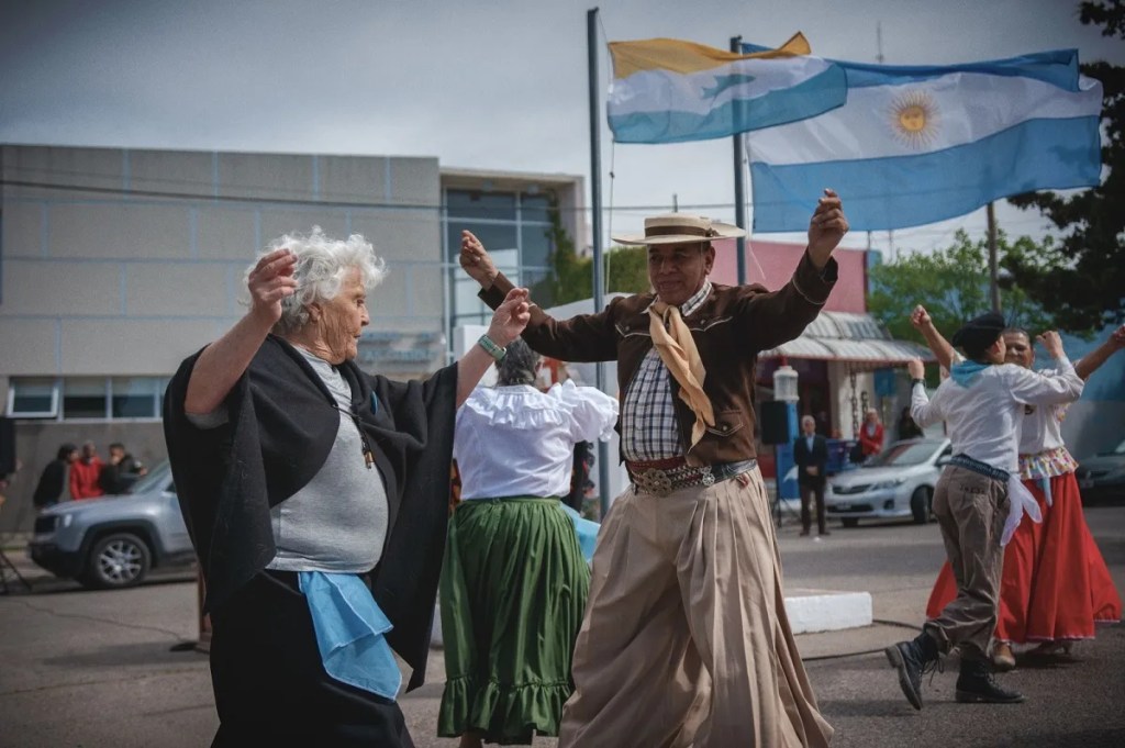 Rawson, diversidad cultural, inclusión, Karina Barneche, Daniel Tamame, Monumento de los Españoles, pueblos originarios, cultura en Rawson, igualdad de oportunidades, patrimonio cultural, identidad cultural, Damián Biss, Escuela de Danzas Dew, Taller de Danzas El Indiano, Coro Cantum Piuke, conmemoración cultural