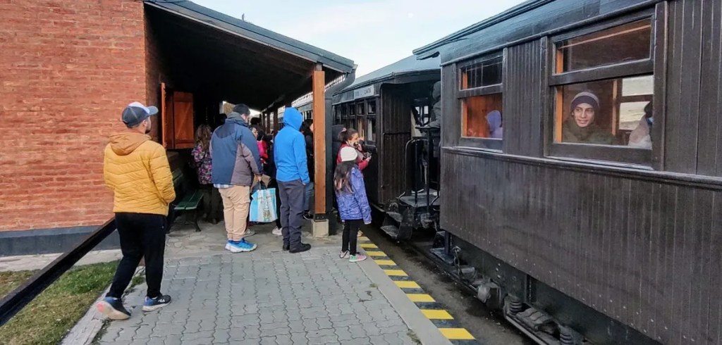 La Trochita, tren patagónico, turismo en Chubut, tren histórico, Ignacio Torres, Esquel, Nahuelpan, recorridos en tren, turismo cordillerano, salidas adicionales, boletos La Trochita, trenes en Patagonia, viaje en tren, temporada de primavera, ferrocarril Esquel, turismo en Esquel