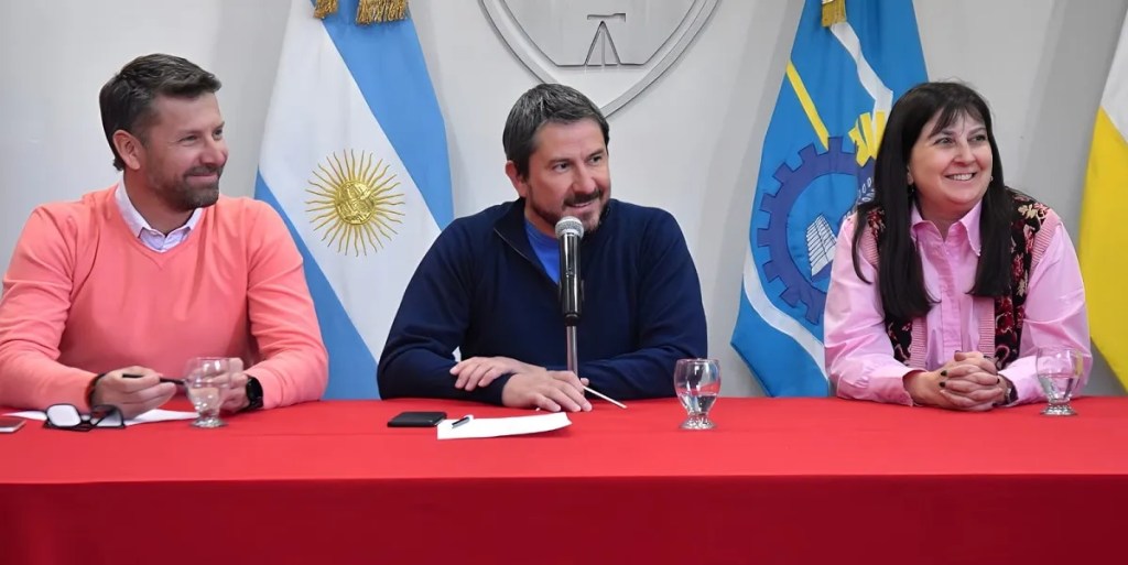 licitación Trelew, renovación parque vial, Gerardo Merino, utilitario Renault Kangoo, Desarrollo Humano y Comunitario, Servicios Públicos Trelew, Carola Cordón, distribución de alimentos, asistencia social, emergencia Trelew, parque vial municipal, Secretaría de Desarrollo Humano, compra de vehículos, Autosur S.A., Trelew noticias