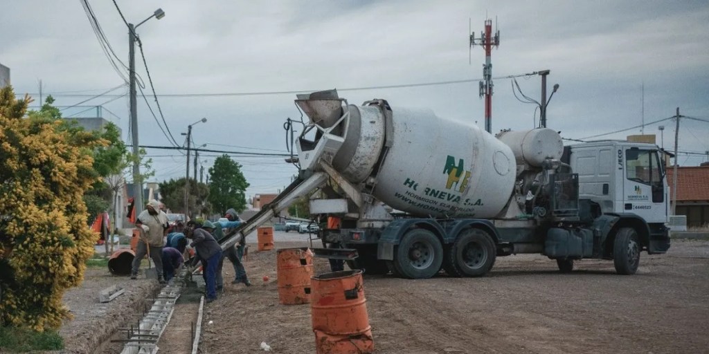 Rawson, cordón cuneta, obras públicas, infraestructura urbana, Mercedes Bagalciaga, Damián Biss, Municipalidad de Rawson, calle Zorrilla Sánchez, drenaje pluvial, urbanización, cuadrillas municipales, mejora de barrios, obras Rawson, hormigonado, servicios públicos Rawson