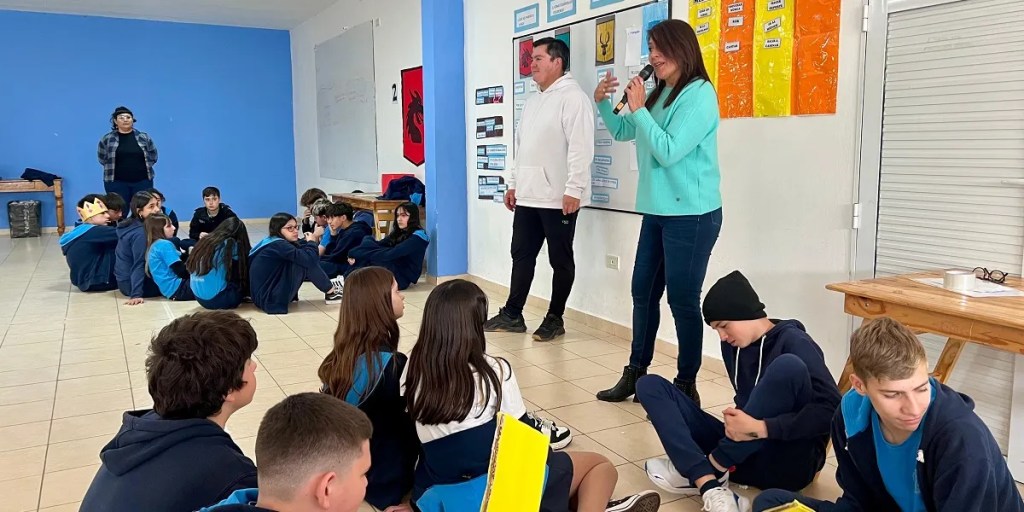 Toma la Voz, autocuidado juvenil, Jonathan Biss, Municipalidad de Rawson, IMA Rawson, programa intersectorial, estudiantes Rawson, autocuidado físico, salud mental, participación estudiantil, Secretaría de Desarrollo Social, escucha juvenil, bienestar juvenil, salud emocional, juventud Rawson, dinámicas de grupo