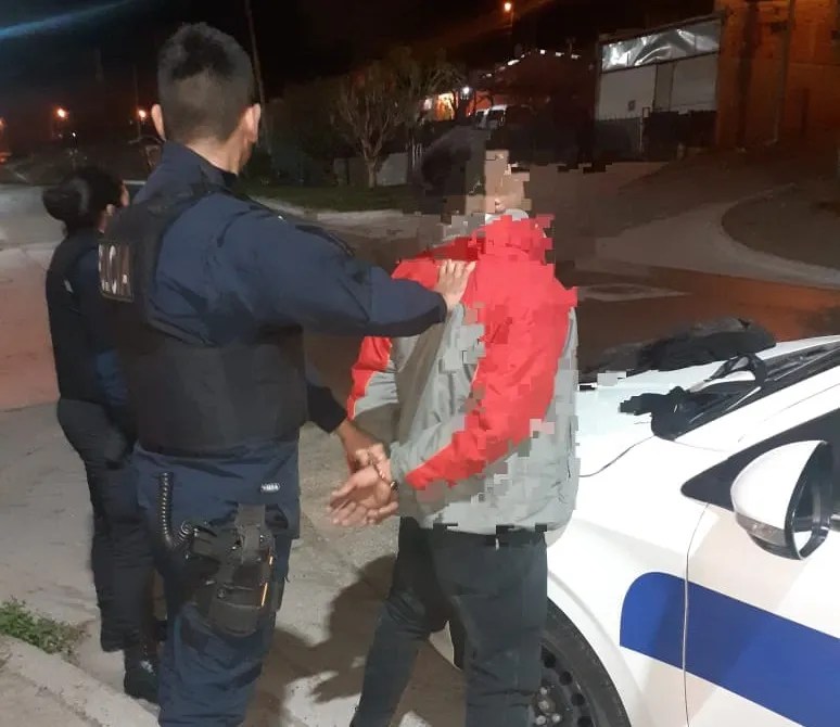 robo de cables, Trelew, barrio Menfa, detenidos por robo, Policía Trelew, menor detenido, Comisaría Tercera, Policía Científica, tentativa de robo, seguridad en Trelew
