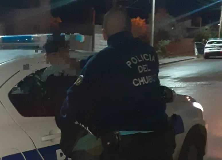 robo de cables, Trelew, barrio Menfa, detenidos por robo, Policía Trelew, menor detenido, Comisaría Tercera, Policía Científica, tentativa de robo, seguridad en Trelew