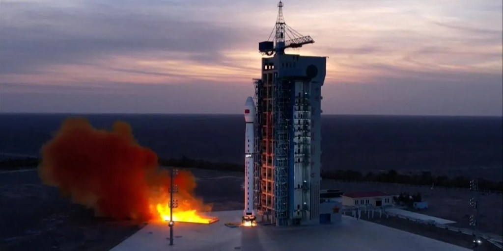 China lanzó un nuevo satélite y se prepara para una nueva misión&nbsp;tripulada