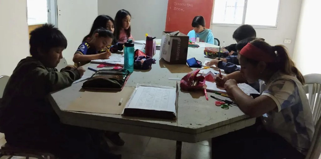 taller de inglés, niños en Trelew, educación primaria, gramática y vocabulario, habilidades orales, preparación secundaria, Municipalidad de Trelew, coordinación vecinal, barrio Don Bosco, Marcela Morejón, educación en Trelew, taller comunitario, fortalecimiento académico, enfoque espiralado, educación municipal, enseñanza de inglés