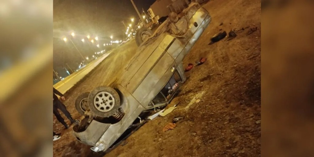 accidente Rawson, vuelco Rawson, doble trocha, colisión a alta velocidad, camioneta volcada, traslado hospital Rawson, investigación policial, Volkswagen Saveiro, accidente 2024, seguridad vial