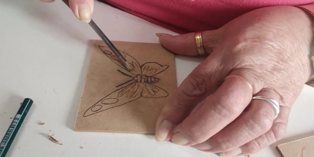 xilografía, taller de arte, arte en madera, estampado, emprendimientos artísticos, técnicas de impresión, arte tradicional, Joaquín Cayu, Malvinas Argentinas, talleres gratuitos, Asociación Vecinal, arte local, creación artística, inclusión, reciclaje