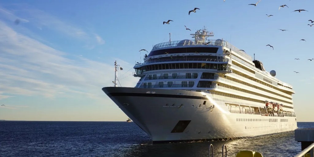 Puerto Madryn, Viking Jupiter, crucero, Chubut, turismo, Ignacio Torres, temporada de cruceros, economía local, desarrollo turístico, lujo, Islas Malvinas, pasajeros, comercio, impacto económico, administración portuaria, Comarca