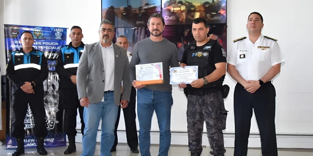 Gerardo Merino, Trelew, Policía del Chubut, capacitación de guías caninos, seguridad pública, reconocimiento, Jefatura de Policía, Héctor Iturrioz, Andrés García, División Canes, formación policial, seguridad ciudadana, IV Curso de Guía de Canes, colaboración municipal, fuerzas de seguridad