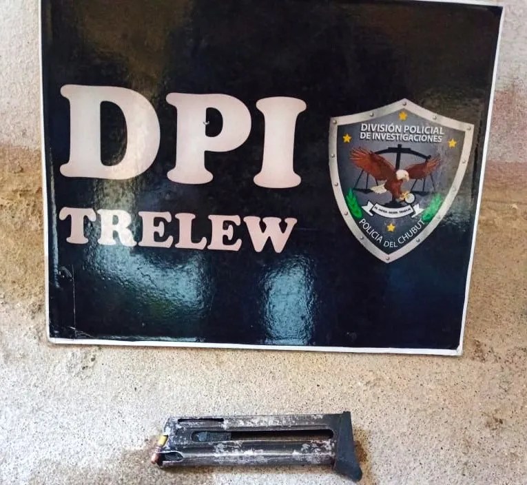 Trelew, Chubut, Policía del Chubut, allanamientos, detención, División de Investigaciones, comisario Franco Soto, GEOP, Ministerio Público Fiscal, municiones, envoltorios de marihuana, teléfono celular, abuso de armas, seguridad Trelew, prevención policial, orden judicial, Policía Científica