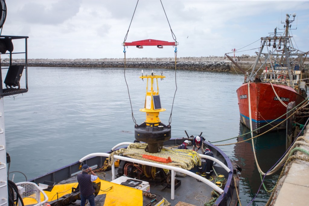 EN MEDIO DE UN IMPORTANTE DESPLIEGUE, LA BOYA OCEANOGRÁFICA FUE FINALMENTE TRASLADADA AL&nbsp;MAR.