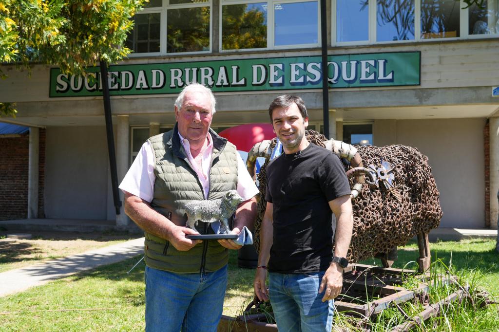 TORRES VISITÓ LA SOCIEDAD RURAL DE ESQUEL Y PARTICIPÓ EN EL CIERRE DE LA&nbsp;EXPOOVINA.