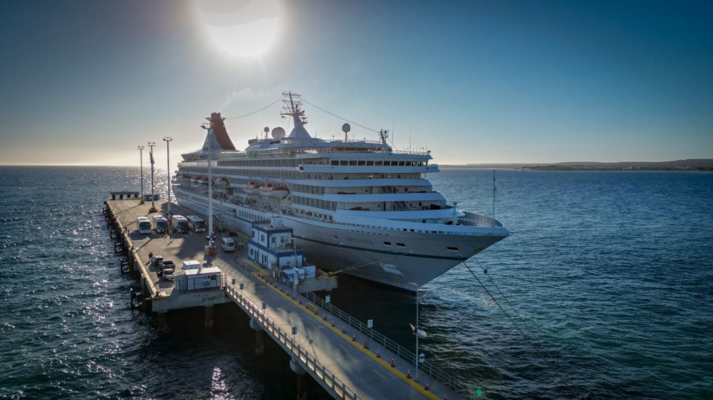 TEMPORADA DE CRUCEROS EN CHUBUT: EL ARTANIA ARRIBÓ A PUERTO&nbsp;MADRYN.