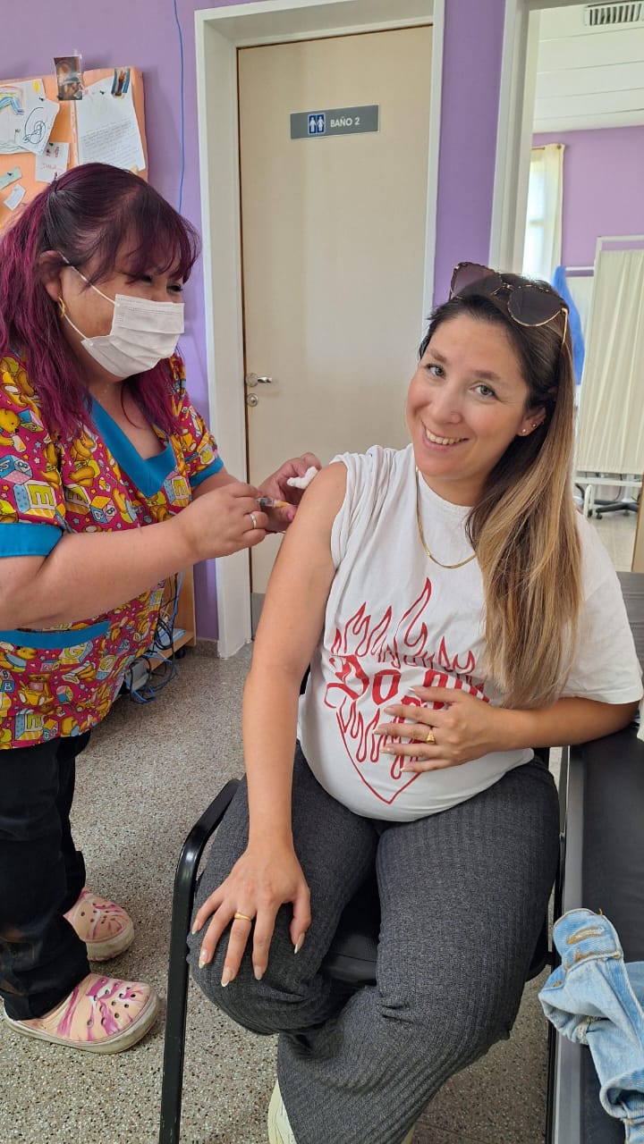EN 2025, MÁS DE 200 EMBARAZADAS EN CHUBUT SE VACUNARON PARA PROTEGER A SUS BEBÉS DE LA BRONQUIOLITIS Y LA&nbsp;NEUMONÍA.