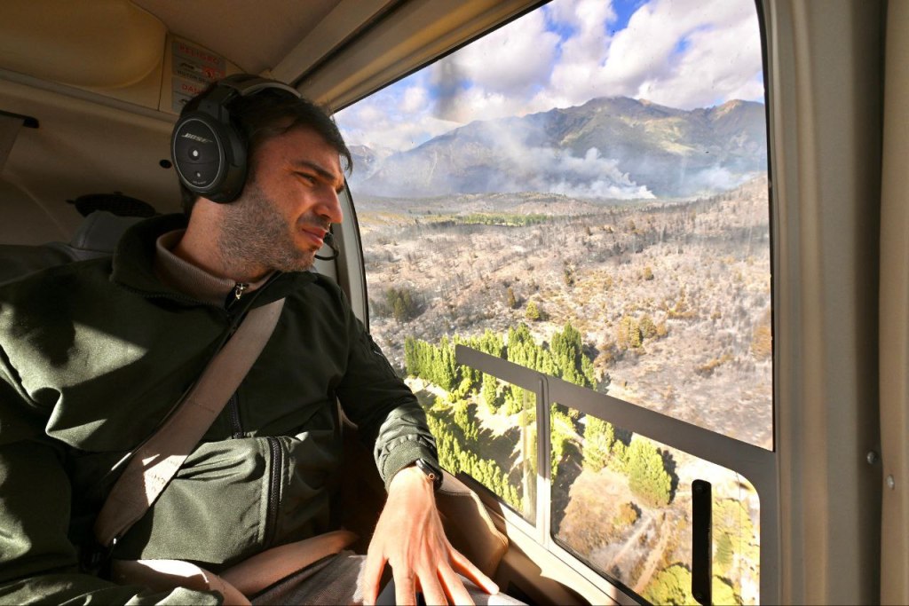 TORRES, SOBRE EL INCENDIO EN EPUYÉN: “EL GABINETE VA A ESTAR HACIENDO BASE EN LA ZONA HASTA QUE EL FUEGO ESTÉ&nbsp;CONTROLADO».