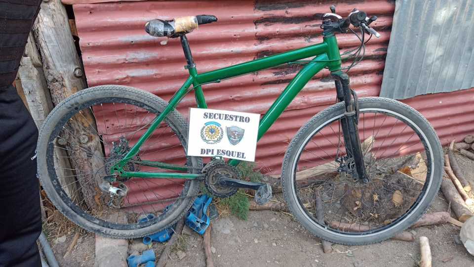 ESQUEL: ENCONTRARON BICICLETA ROBADA Y SE HALLARON ESTUPEFACIENTES.