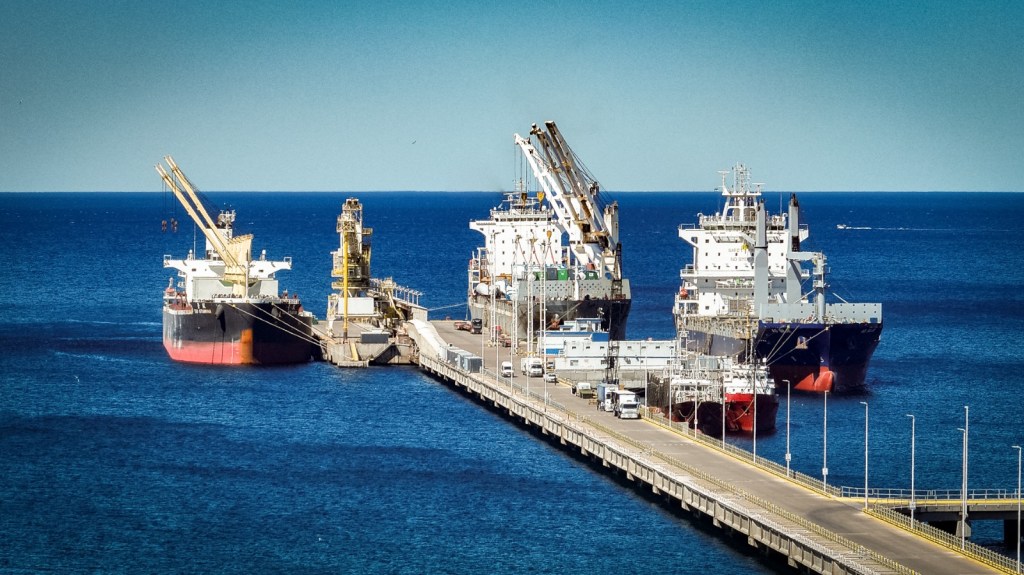 NUEVA DESCARGA DE COMPONENTES PARA EL PARQUE EÓLICO LA FLECHA EN EL MUELLE&nbsp;STORNI.