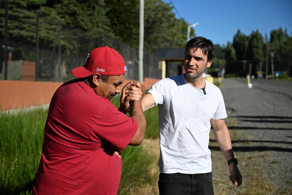 TORRES ENCABEZÓ ENTREGA DE HERRAMIENTAS Y MATERIALES A FAMILIAS AFECTADAS POR EL INCENDIO DE&nbsp;EPUYÉN.