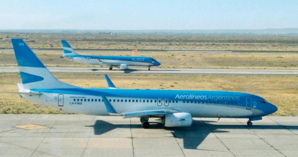 SE EJECUTAN OBRAS DE REPINTADO EN LA PLATAFORMA DEL&nbsp;AEROPUERTO.