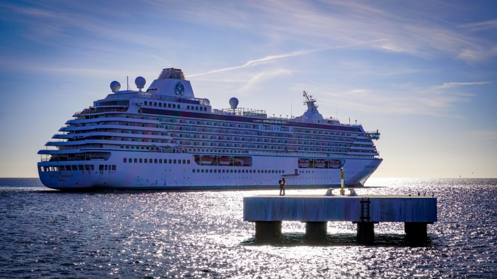 EL EXCLUSIVO CRYSTAL SERENITY ARRIBÓ A PUERTO&nbsp;MADRYN.