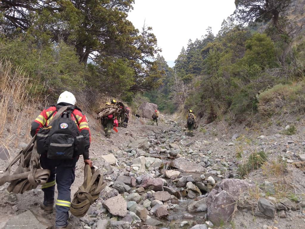 UN CENTENAR DE PERSONAS Y MEDIOS AÉREOS COMBATEN INCENDIO EN&nbsp;TREVELIN.