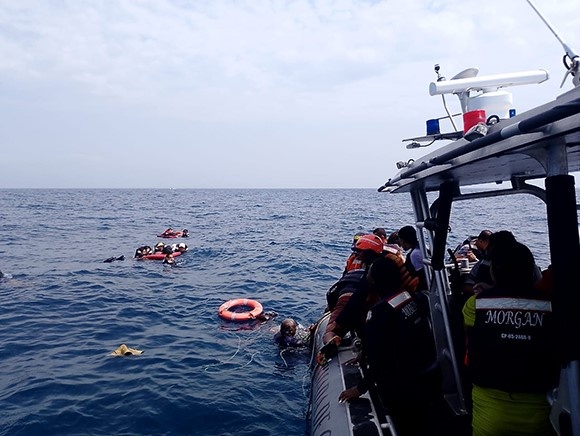 TRES TURISTAS ARGENTINOS FUERON RESCATADOS DE UN NAUFRAGIO EN EL&nbsp;CARIBE.
