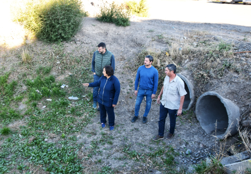 EL MUNICIPIO SOSTIENE LAS TAREAS DE LIMPIEZA Y DESMALEZAMIENTO EN EL CANAL DE DRENAJE&nbsp;MALVINAS.