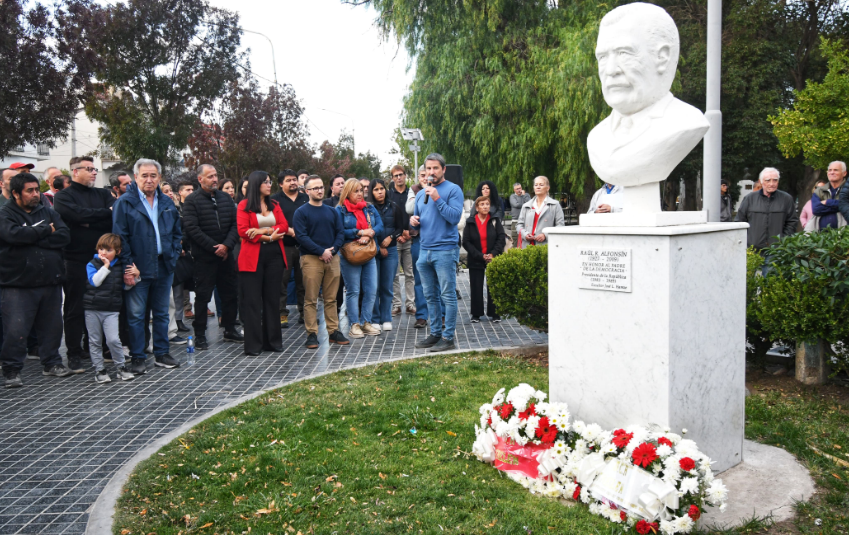 LA UCR TRELEW HOMENAJEÓ A ALFONSÍN Y HONRÓ SU “GRANDEZA, HONESTIDAD Y LA DEFENSA POR LOS DERECHOS&nbsp;HUMANOS”.
